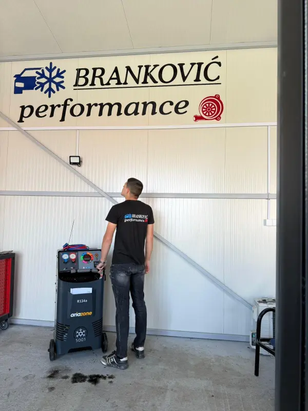 Enterijer auto servisa Branković Performance sa vozilom na dizalici